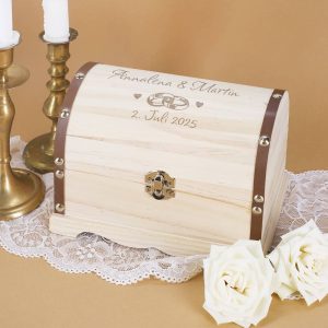 Schatztruhe zur Hochzeit mit persönlicher Gravur und Ring-Motiv